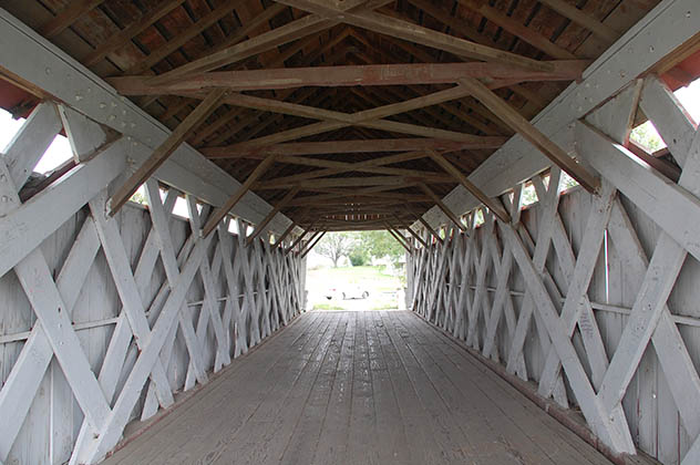 Interior de uno de los puentes. Foto © Silvia Lucero