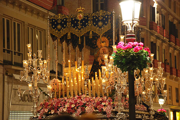 Trono durante Semana Santa en Málaga. Foto © Silvia Lucero