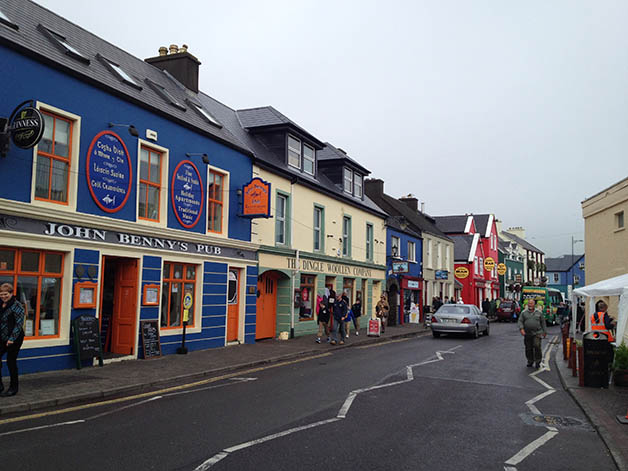 Me encantaron las casas pintadas de colores vibrantes en Dingle. Foto © Silvia Lucero