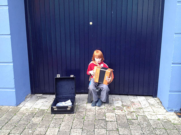 Tocando en las calles de Dingle. Foto © Silvia Lucero