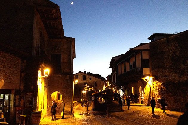 Santillana del Mar es todavía más mágica de noche. Foto © Patrick Mreyen