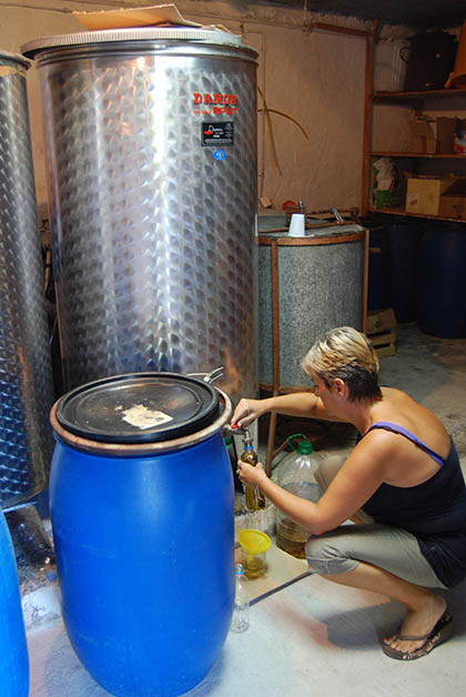 Comprando aceite de oliva en Croacia. Foto © Silvia Lucero
