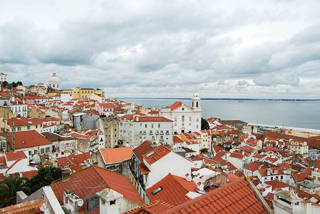 Vistas de Alfama desde el Mirador Portas do Sol. Foto © Patrick Mreyen