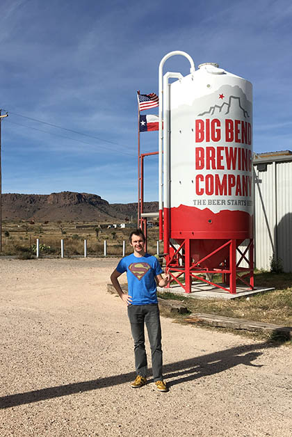 Por su puesto Patrick hasta en el desierto encontró una fábrica de cervecería. Foto © Silvia Lucero