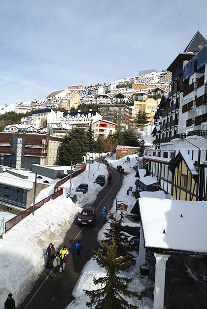 Una de las calles estrechas, vista desde la góndola. Foto © Patrick Mreyen