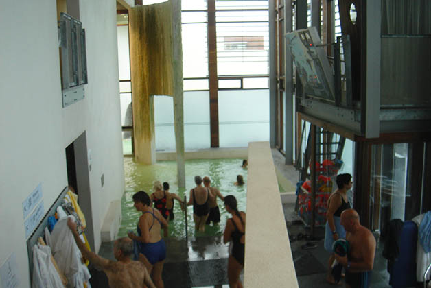 Lo bueno es que puedes meterte al agua (que está a unos 40 º C), desde el interior del edificio. Foto © Patrick Mreyen