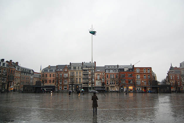 Plaza Ladeuzeplein y su Totem. Foto © Silvia Lucero