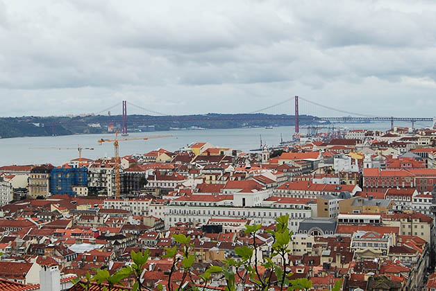 Vistas de la ciudad y del Puente 25 de Abril desde el Castillo San Jorge. Foto © Patrick Mreyen