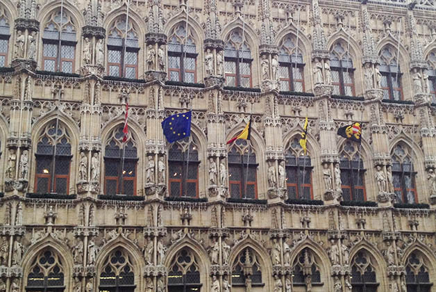 Detalles del edificio del Ayuntamiento de Leuven. Foto © Patrick Mreyen