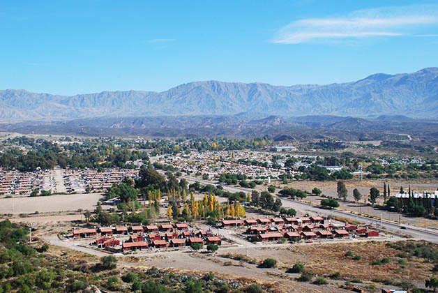 Viñedos y bodegas a las faldas de los Andes. Foto © Patrick Mreyen