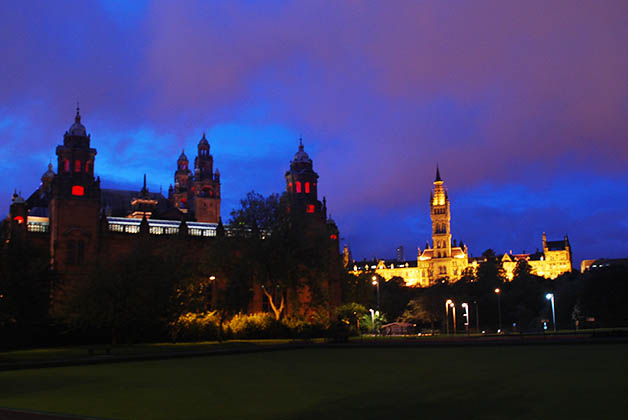 El Museo Kelvingrove de noche y la universidad al fondo. Foto © Patrick Mreyen