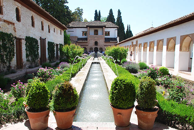 El Generalife era el lugar de recreo de los reyes, con sus dos complejos del palacio, unidos por hermosos patios. Foto © Patrick Mreyen