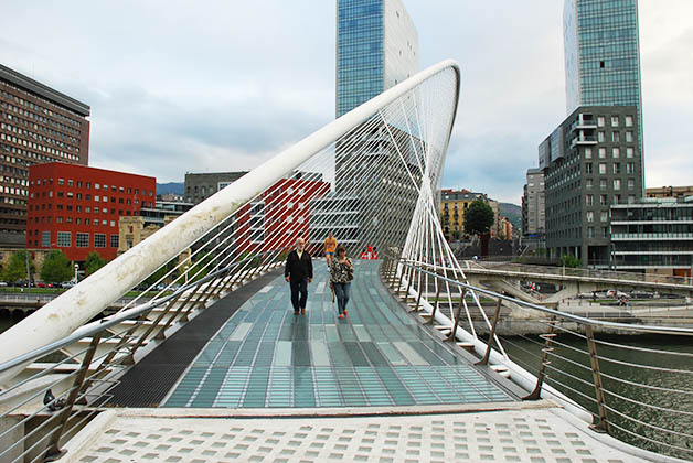 Puente Zubizuri en Bilbao. Foto © Patrick Mreyen