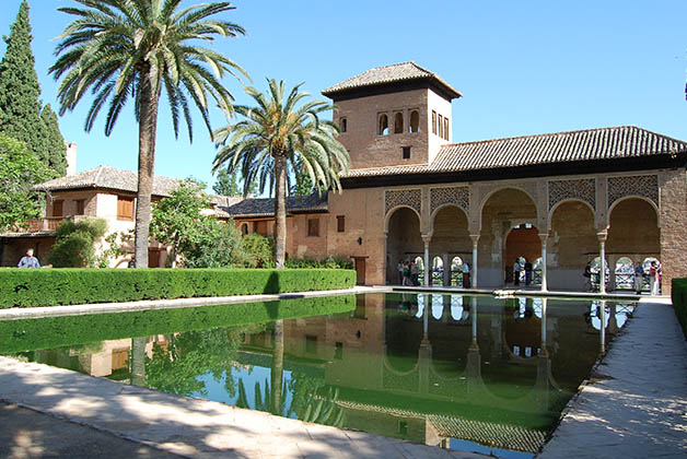 Es una maravilla pasar horas caminando entre palacios y jardines. Un lugar que inspiró a escritores como Washington Irving autor de 'Cuentos de la Alhambra'. Foto 