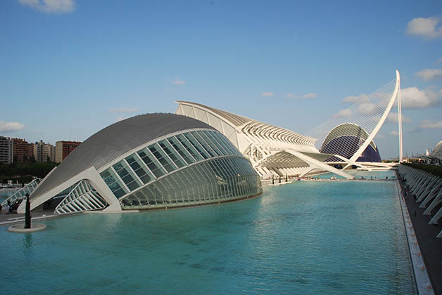 Ciudad de las Artes y las Ciencias y al fondo el Puente de Calatrava. Foto © Patrick Mreyen