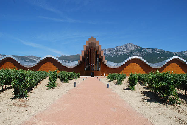 Bodega Ysios en la Rioja Alavesa. Foto © Patrick Mreyen