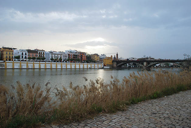Barrio de Triana y el Puente Isabel II. Foto © Patrick Mreyen