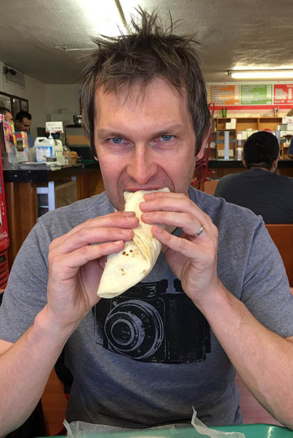 ¡Y le encantaron! Aquí comiendo un burrito de bolita de carne. Foto © Silvia Lucero 