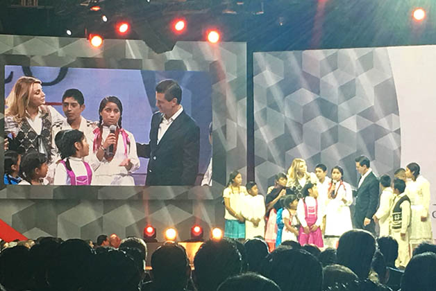 Presidente Enrique Peña Nieto con su esposa y un grupo de niños. Foto © Silvia Lucero