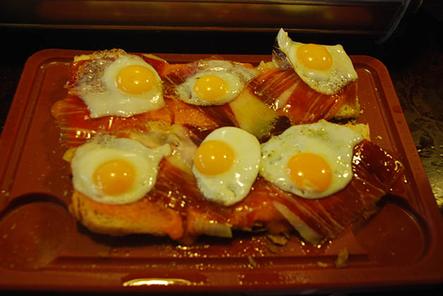 Tabla Ibérica con jamón ibérico, salmorejo y huevos de codorniz de la Taberna Los Coloniales. Foto © Silvia Lucero