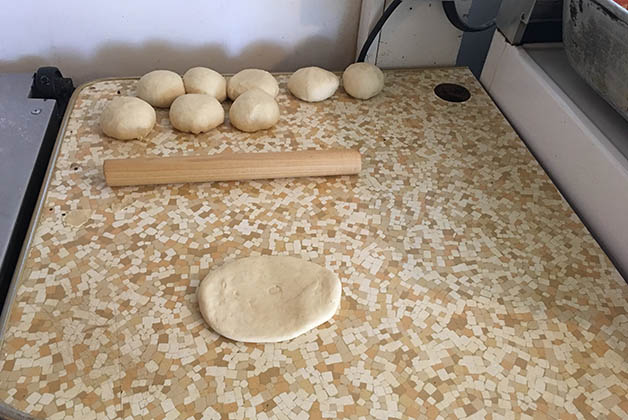 Masa para hacer tortillas de harina. Foto © Silvia Lucero