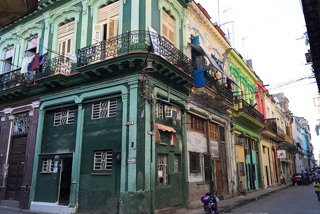 Caminando por las calles de La Habana Vieja. Foto © Silvia Lucero