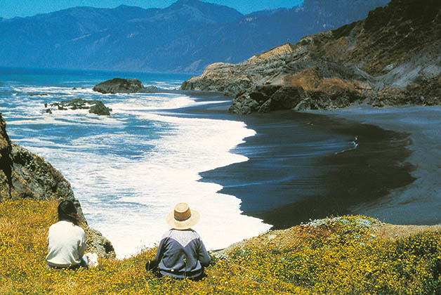 Las playas de arena negra del Lost Coast. Foto de Jack Hopkins de Humboldt County CVB, redwoods.info.