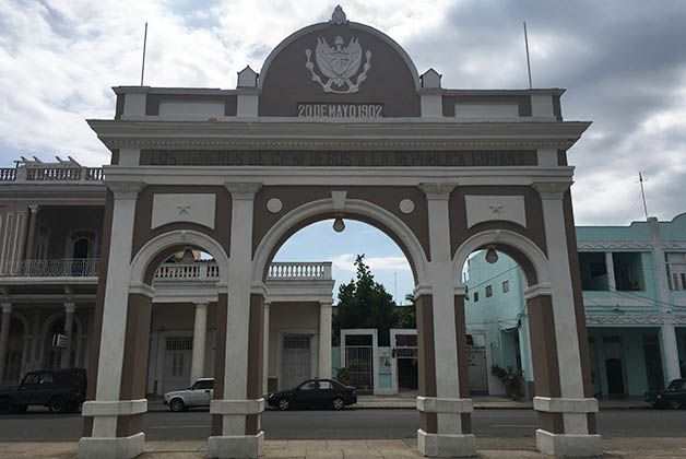 Arco del Triunfo de Cienfuegos. Foto © Silvia Lucero