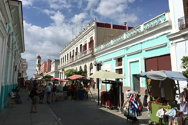 Calle en Cienfuegos. Foto © Silvia Lucero