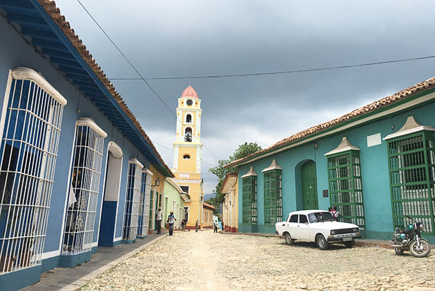 Trinidad una ciudad de tonos azules, amarillos, verdes y rosados. Foto © Silvia Lucero