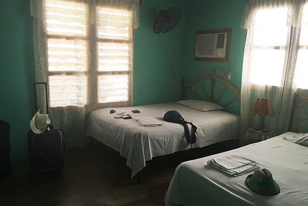 Habitación con dos camas dobles, baño privado, aire acondicionado y ventilador en Casa Ottoniel y Rosy en Viñales. Foto © Silvia Lucero