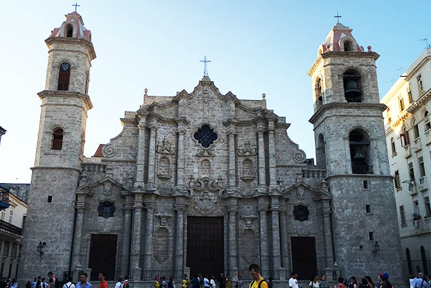 La Catedral de La Habana es preciosa, así como la plaza donde se encuentra. En mi opinión, la más bella de la ciudad. Foto © Silvia Lucero