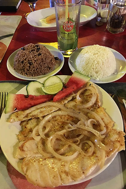 Pedimos pescado y lomo asado al carbón, todo delicioso. Foto © Patrick Mreyen