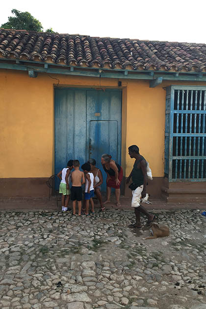 Los niños estaban mostrandole a la abuela las fotos que le acababan de tomar. Foto © Silvia Lucero