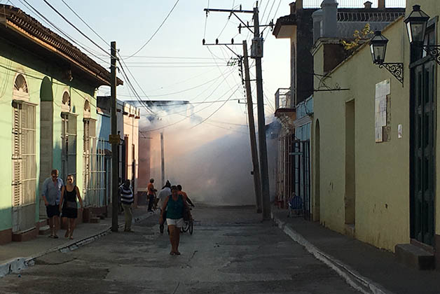 Día de fumigación en Trinidad. Foto © Silvia Lucero