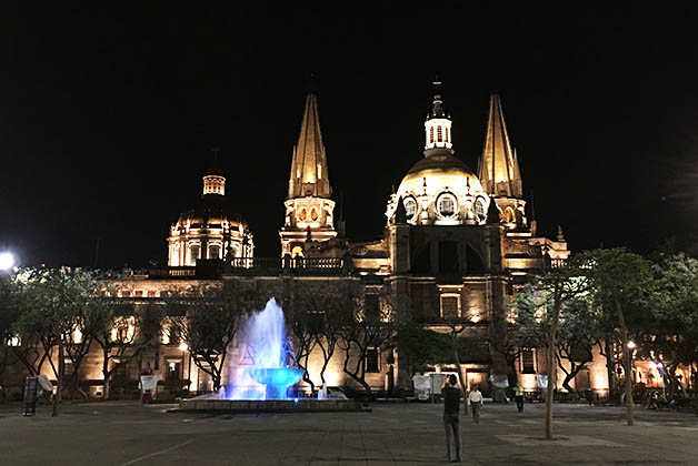 Catedral de Guadalajara de noche. Foto © Silvia Lucero