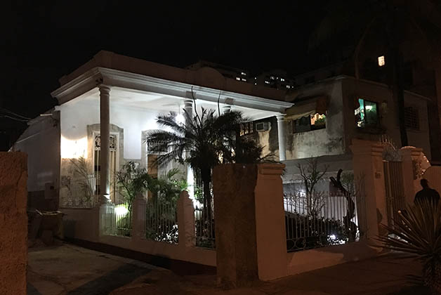 La Colonial 1861 de noche. Tenía un porche muy acogedor donde tomamos unas cervezas de noche y en la mañana desayunamos. Foto © Silvia Lucero