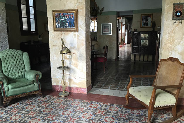 La Colonial 1861, tiene los pisos y techos originales, la decoración combina muebles antiguos con obras contemporáneas. De revista la casa. Foto © Silvia Lucero 