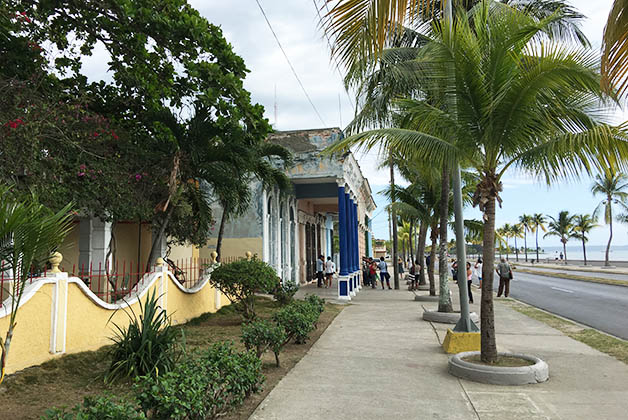 Frente al malecón. Foto © Patrick Mreyen