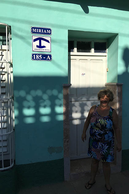 Miriam afuera de su casa, la mejor opción en Trinidad. Foto © Silvia Lucero