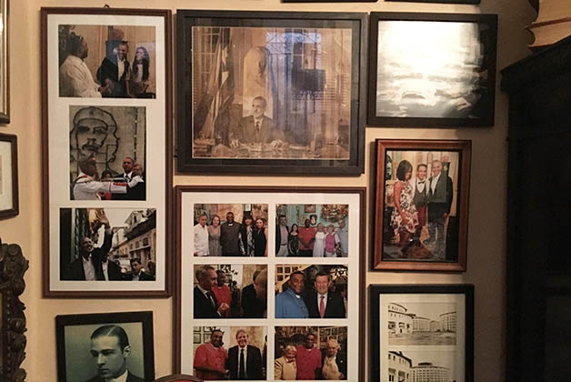 Todos hablaron maravillas de la visita sorpresa del presidente al paladar. Tienen una pared con fotos muy bonitas, la taza en la que bebió café y la botella que pidió Michelle Obama. Foto © Silvia Lucero