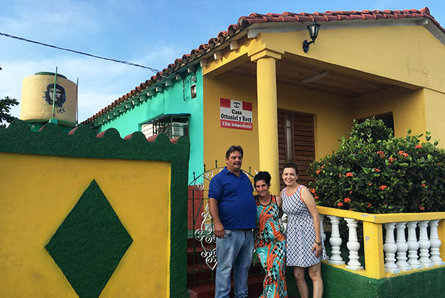 Con Rosy y Otoniel afuera de su casa. Fptp © Patrick Mreyen