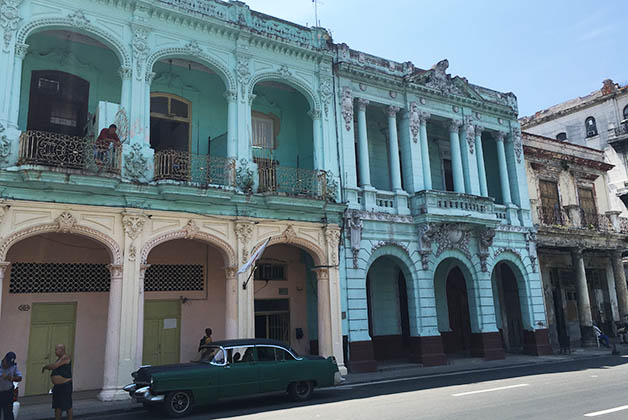 Los edificios a lo largo del Paseo Martí con hermosos, me imagino que habrán sido impresionantes en su época. Lo que vi y no me gustó fue que van a abrir un hotel moderno que no tiene nada que ver con la arquitectura de la calle. Foto © Silvia Lucero