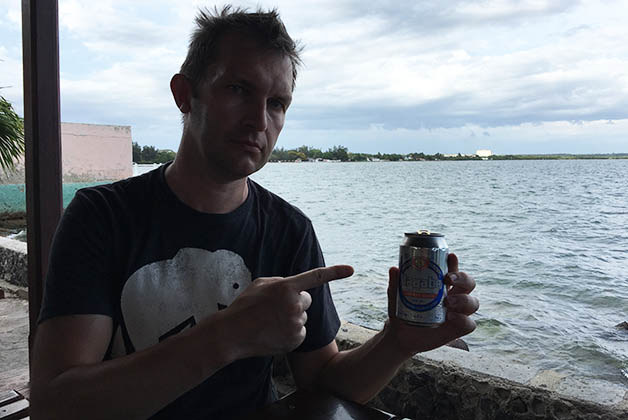 Patrick, el más feliz probando las cervezas de Cuba. Foto © Silvia Lucero
