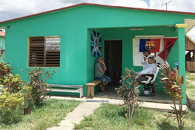 El barbero de Viñales. Foto © Silvia Lucero