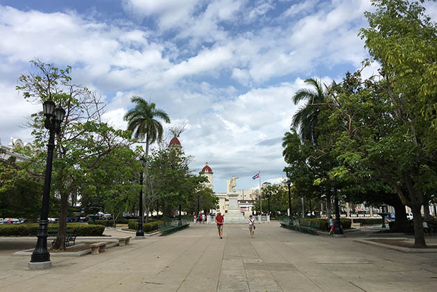 La plaza es enorme y está rodeada de los edificios más representativos de Cienfuegos. Foto © Silvia Lucero