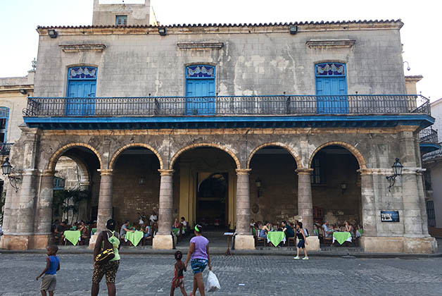 Uno de los edificios de la Plaza de la Catedral. Foto © Silvia Lucero