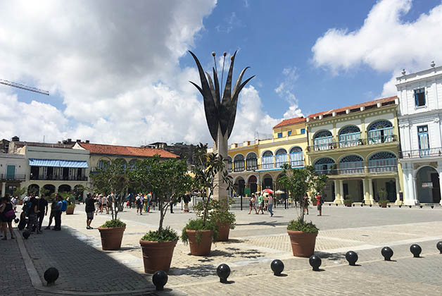 Plaza Vieja, muy colorida, preciosa. Foto © Silvia Lucero 