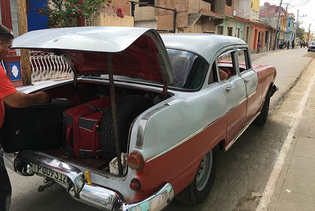 Nuestro taxi de Cienfuegos a Trinidad. Foto © Silvia Lucero