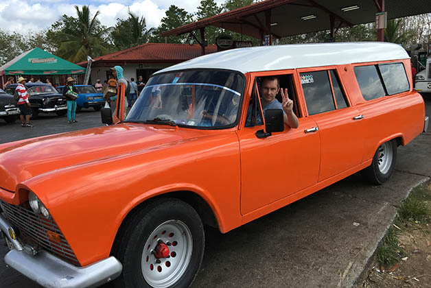 El taxi colectivo que nos llevó de La Habana a Viñales. Foto © Silvia Lucero
